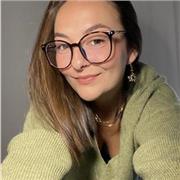 Formandome para ser profesora de primaria. Llevo trabajando con niños y niñas des de los 19 años, como monitora, o veladora.